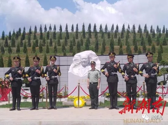 当张震的骨灰盒安放进墓地后,中央有关部门、省市县有关负责人、亲属、当地群众代表默哀并三鞠躬,致以敬意。