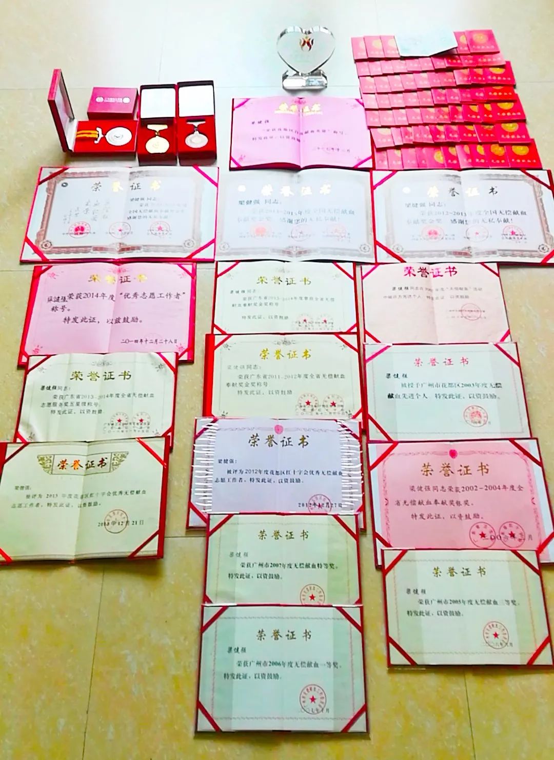 广州一的哥20年无偿献血7.7万毫升,等于16个大