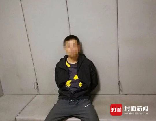 逃犯遇警察自称90后 旁边儿子：这是我爸 44岁