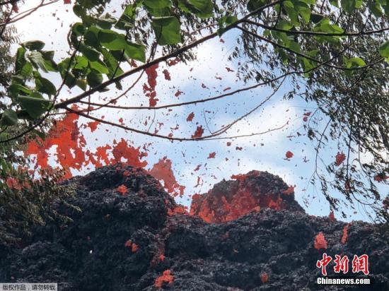 资料图:当地时间5月12日,美国夏威夷基拉韦厄火山持续喷发,岩浆从地表裂缝中流出。