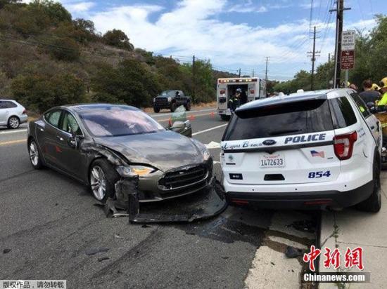 当地时间2018年5月29日，美国加州拉古纳海滩，一辆处于自动驾驶模式的特斯拉轿车撞上了一辆停泊的警车。