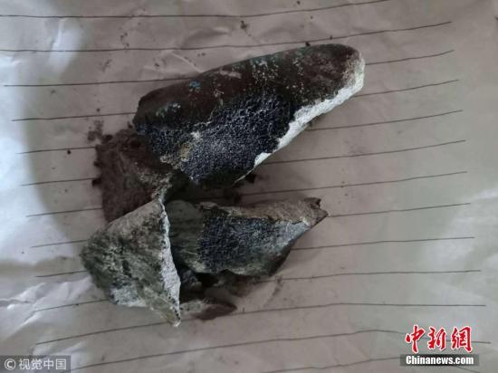 云南坠落陨石被找到，村民家屋顶被击穿。赵黎浩 摄 图片来源：视觉中国