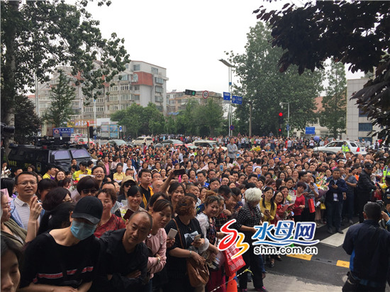 直击2018高考 记录千禧宝宝走出考场瞬间(组图