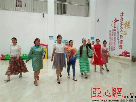新疆阿拉山口市艾比湖镇双语幼儿园开展庆双