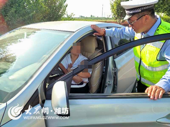潍坊:女司机抱发烧孩子开车 交警及时喊停送医