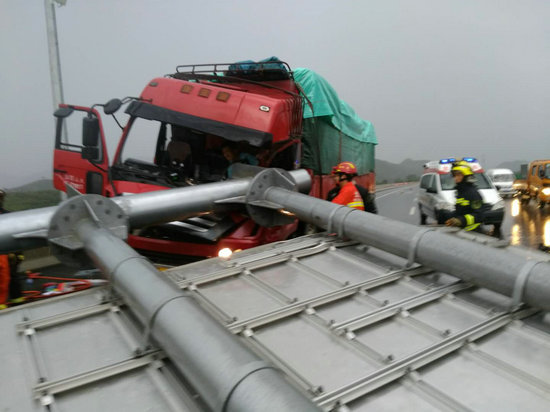 北京狂风暴雨吹倒高速路牌砸中货车 被困司机获救