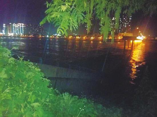 岷江大桥部分垮塌 官方:桥面有车惊险冲过系谣言