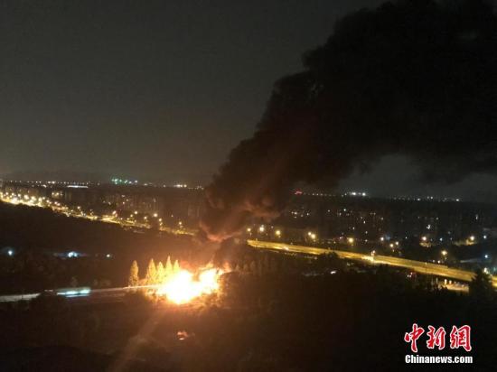 资料图:浙江杭州绕城高速发生追尾事故。刘佩琦 摄 暑期多地发生较大交通事故 公安部交管局再部署