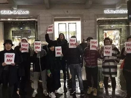 11月22日,在D&G米兰总部门口,手举not me抗议牌的华人