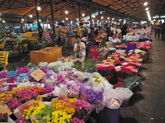 广州岭南花卉市场傍晚进行的鲜花交易 黎存根 摄 文/羊城晚报记者 黎