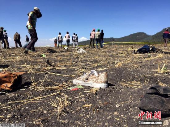 3月10日,埃塞俄比亚航空公司一架载有157人的客机坠毁,机上无人生还。图为埃塞俄比亚比绍夫图镇(Bishoftu)附近的坠机地点遍地残骸。