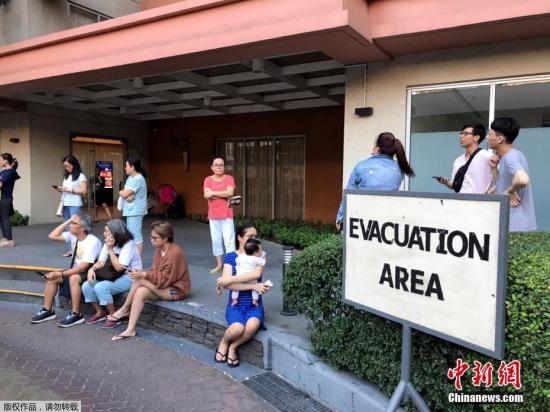 当地时间4月22日,菲律宾发生地震,马卡蒂市民众纷纷撤出建筑物,走上街头避难。