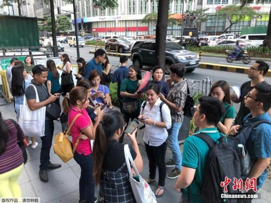 当地时间4月22日,菲律宾发生地震,马卡蒂市民众纷纷撤出建筑物,走上街头避难。据美国地质勘探局网站消息,北京时间22日17时11分许,菲律宾吕宋岛中部发生6.3级强地震,震源深度40.2千米。