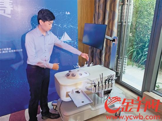 技术人员展示腹腔镜手术实景模拟器 记者邓勃摄