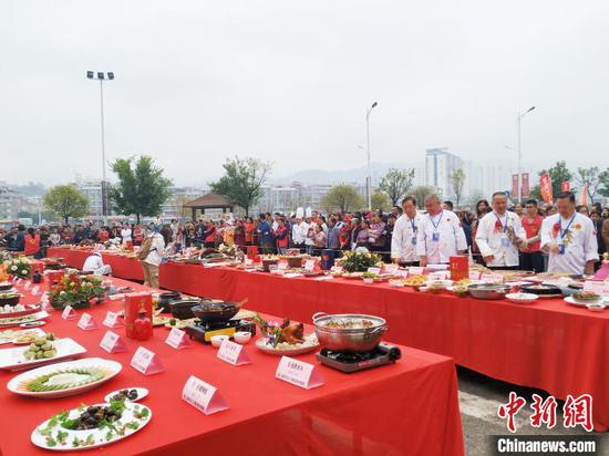 11月13日,平乐十八酿美食争霸赛展开擂台。 欧惠兰 摄