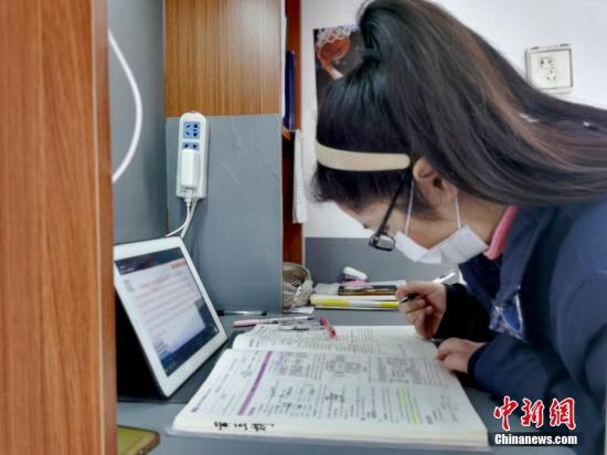 治愈出院患者在隔离点上网课。 安源 摄
