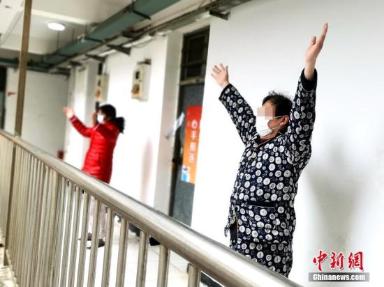 图为治愈出院患者在练八段锦。 安源 摄