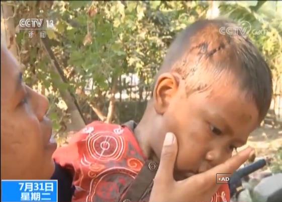 印尼地震后 父亲冒着危险冲进废墟徒手挖出儿子