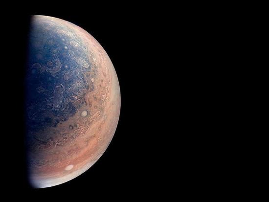 图：科学家加布里埃尔·费塞特（Gabriel Fiset）利用美国宇航局（NASA）“朱诺”（Juno）号航天器发回的数据，创造出这幅木星南极的彩色图像