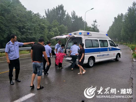 青州市邵庄镇发生严重交通事故民警救助受伤妇女