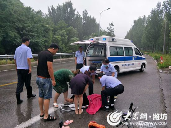 青州市邵庄镇发生严重交通事故民警救助受伤妇女