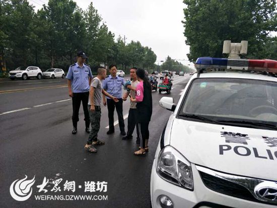 青州市邵庄镇发生严重交通事故民警救助受伤妇女