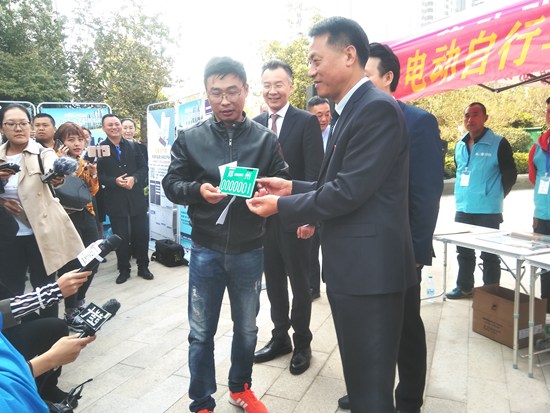 郑州发出首张电动自行车“绿”号牌
