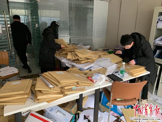 1月22日,几位租客来到天地昊成都分公司翻找自己的租房合同。