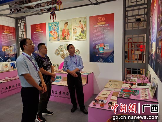 红线女艺术中心党支部书记练行村(右一)在与谢中国等交流