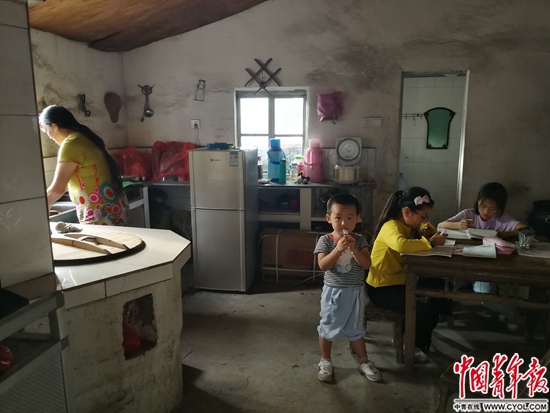 9月18日,安徽省六安市舒城县晓天镇,一名陪读奶奶正在给孩子们做完饭。本版图片除署名外均为中国青年报·中国青年网记者 尹海月/摄