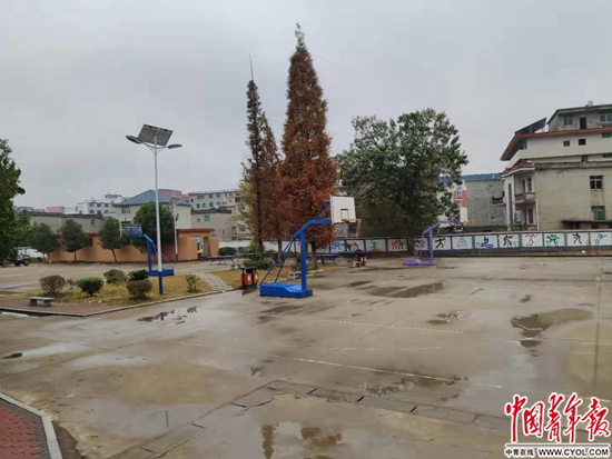  鄱阳县田畈街中学操场。