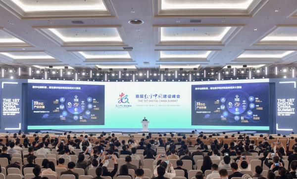 数字中国建设峰会首次尝试强噪音环境下机器同传