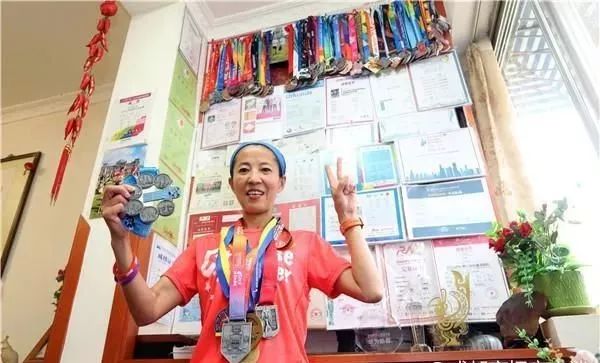 57岁大姐跑步抗癌 宁愿跑死赛道不愿病死床边