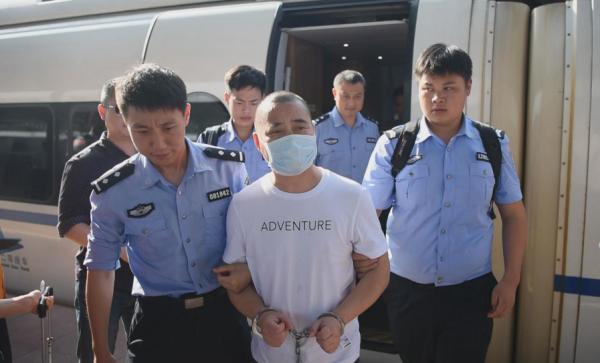 2018 年5月15 日,民警把危月蒙押送回怀化。 受访者供图
