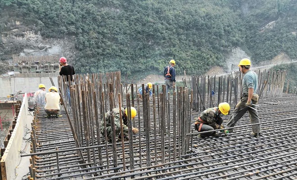 工人在进行桩基钢筋绑扎