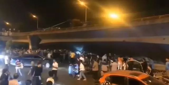 突发！江苏无锡高架桥坍塌瞬间视频曝光，现场有多辆车被压，救援车辆已到现场