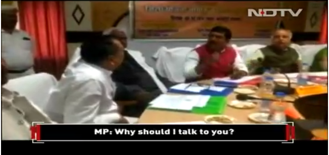 【蜗牛棋牌】为了一块石头 印度两名议员当记者面抡鞋互殴(图)