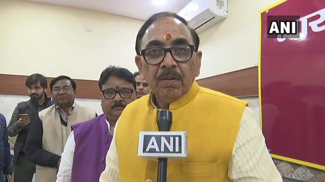 【蜗牛棋牌】为了一块石头 印度两名议员当记者面抡鞋互殴(图)