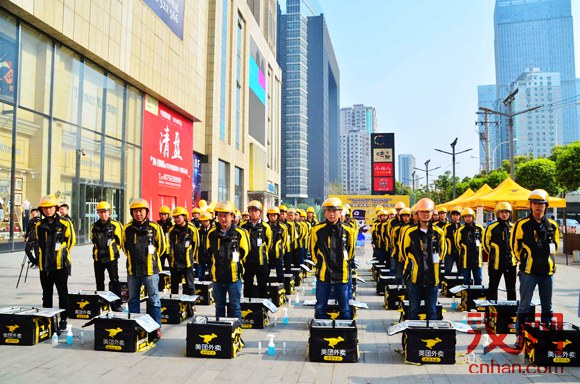 外卖骑手对《食品安全法》宣誓保食安 网络配