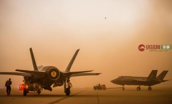 美国空军基地遭沙尘暴袭击