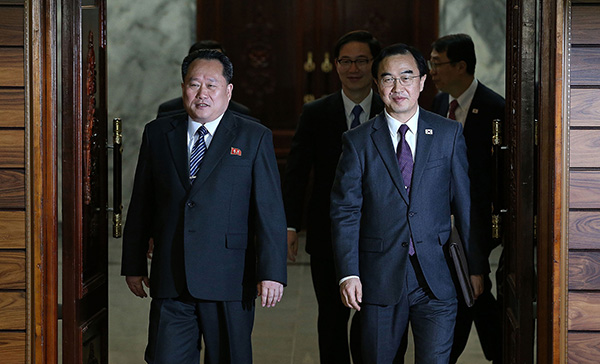 2018年3月29日,韩国统一部长官赵明均与朝鲜祖国和平统一委员会委员长李善权(左)举行韩朝高级别会谈。视觉中国 资料