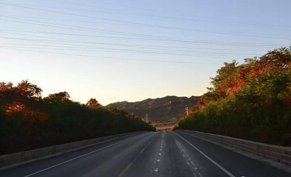 �ӱ��е½����¸Ľ�ũ�幫·1000����