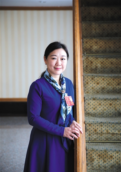3月12日,十三届全国人大一次会议浙江省代表团,全国人大代表蒋胜男接受媒体采访。 新京报记者 薛珺 摄