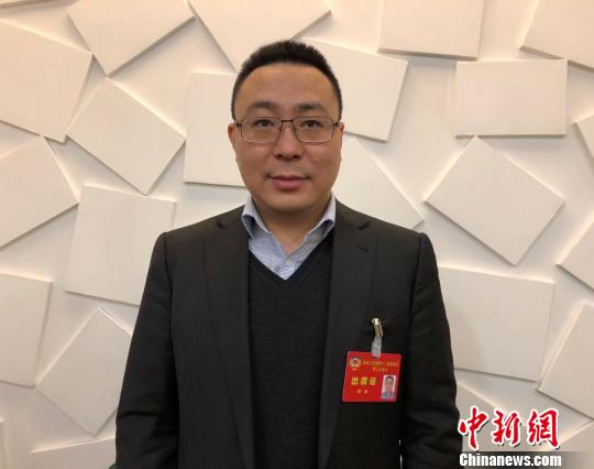 14日,正在南京参加江苏省“两会”的江苏省政协委员、中天科技集团有限公司总裁薛驰接受#####filter3#####记者采访。 朱晓颖 摄