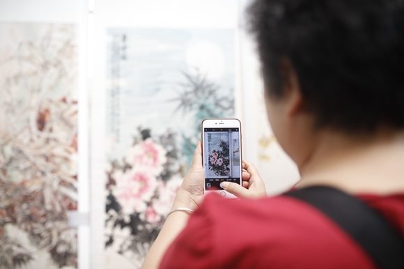 夏日去华岩寺看华岩墨韵展 感受荷花的古韵清