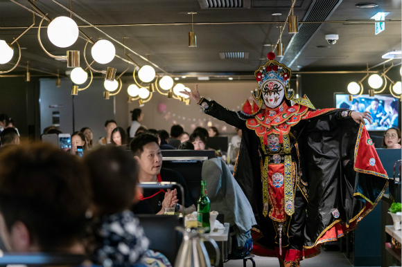 海底捞员工在表演川剧中的“变脸”。图片来源:视觉中国