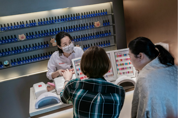 客人在海底捞等位时可以免费美甲。图片来源:视觉中国