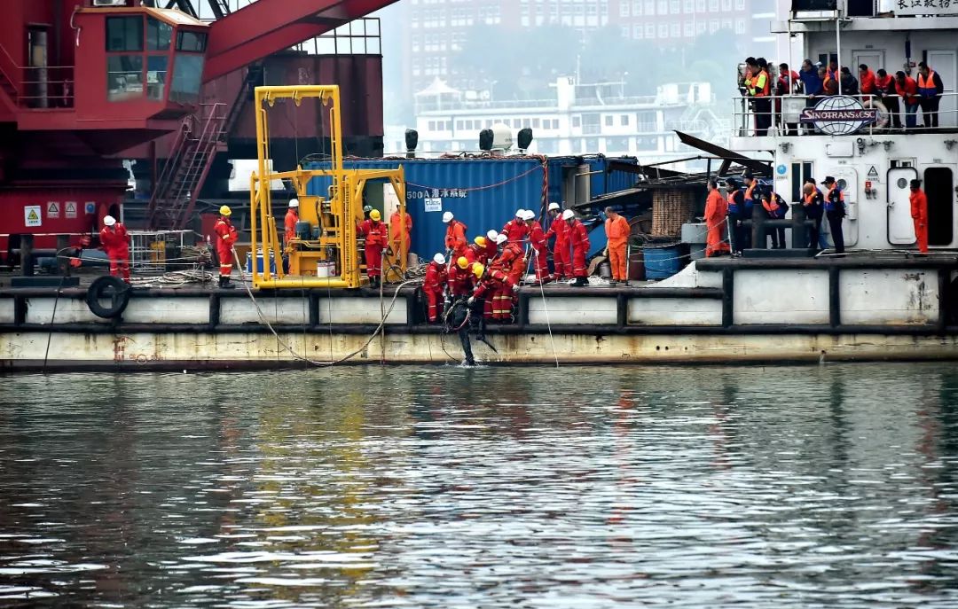 视频:重庆万州坠江公交车被打捞出水时,现场鸣笛致哀