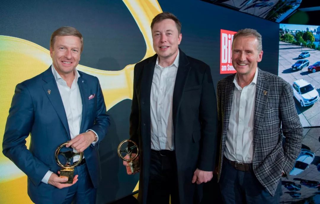  11月12日，在德国柏林，特斯拉公司首席执行官埃隆·马斯克（中）出席“金方向盘奖”颁奖典礼。新华社/法新