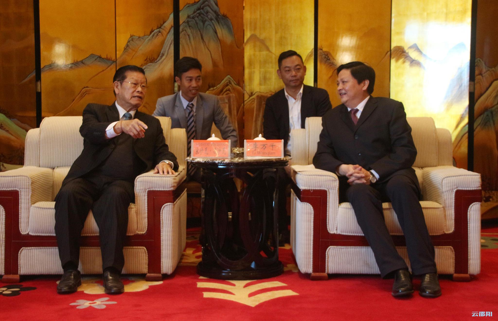 受市委书记龚文密委托,市委常委,市委秘书长李万千(右)会见了宋沙瓦